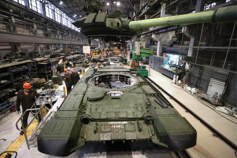 Установка башни на танк Т-72БЗ в механосборочном цехе № 130 Уралвагонзавода
