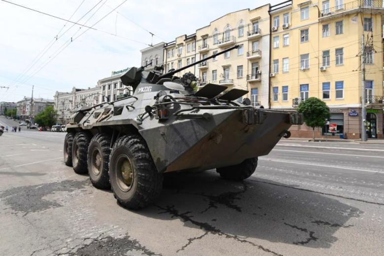 Ростов-на-Дону, военная техника бойцов ЧВК «Вагнер» у здания Южного военного округа