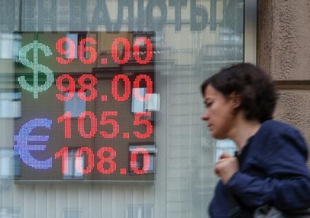 Доллар превысил 101, евро — 111: фото реальных курсов валют из обменников