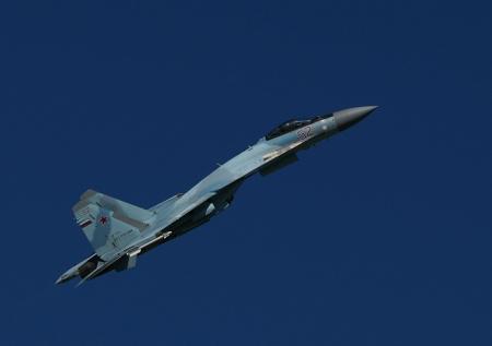 Уникальные манёвры Су-27 между скал сняли на видео