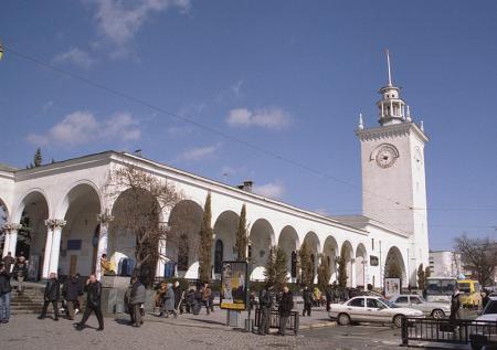 Названы самые популярные маршруты для поездок туристов на поезде осенью