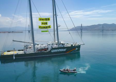 Активисты Greenpeace продолжают сидеть на портовых кранах в Гданьске