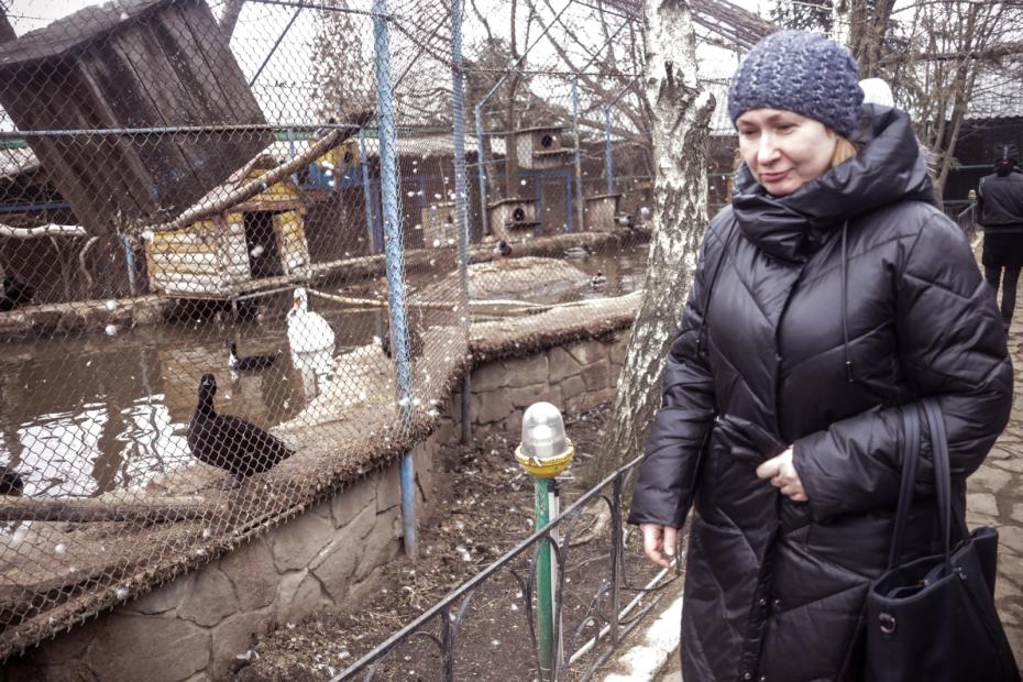 Посетительница зоопарка