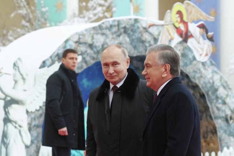 Президент РФ Владимир Путин и президент Узбекистана Шавкат Мирзиеев во время посещения музея-заповедника «Павловск» главами стран — участниц СНГ