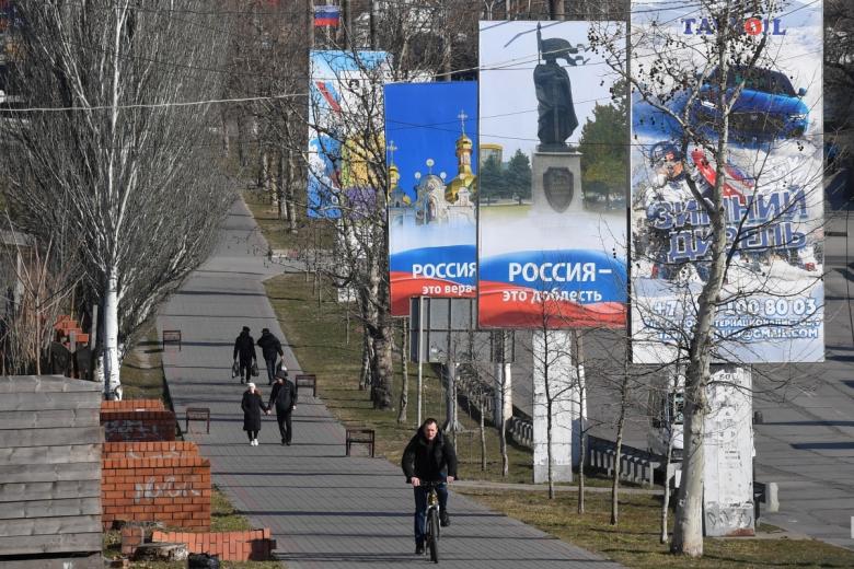 Плакаты «Россия — это доблесть» и «Россия — это вера» на улице в Мелитополе