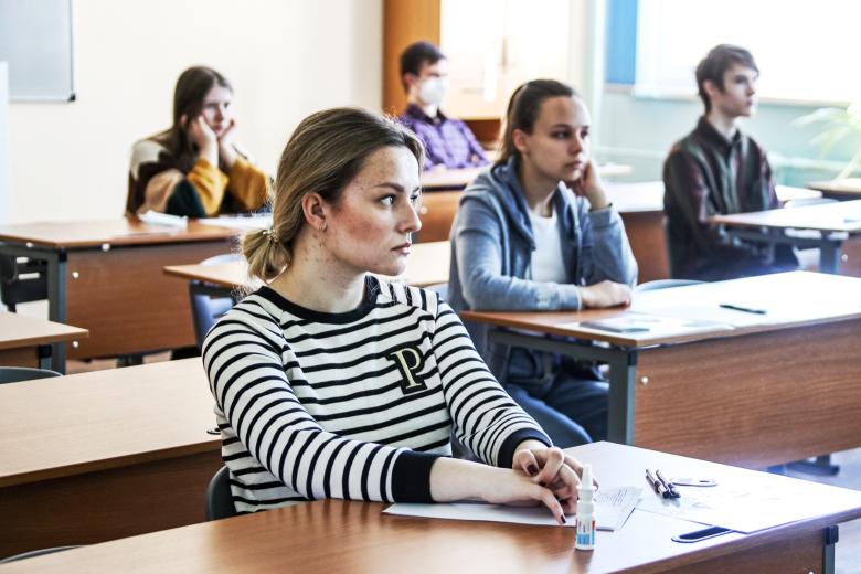 Школьники перед началом проведения единого государственного экзамена (ЕГЭ)