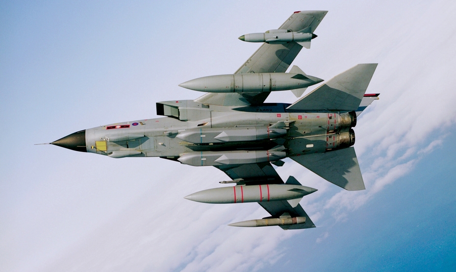 Tornado GR4 RAF несет под фюзеляжем две ракеты Storm Shadow