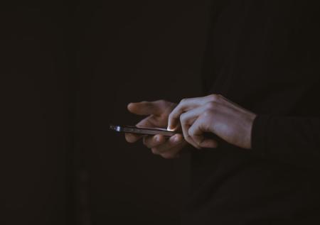 Офтальмолог рассказала, как снизить вред от синего света смартфона