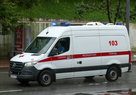 Подпорная стена рухнула на машины во Владивостоке