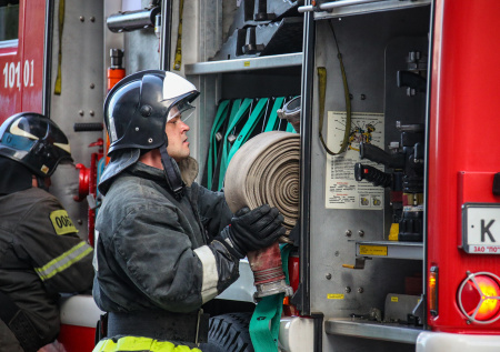 Появились кадры взрыва гранаты в центре МВД в Сыктывкаре