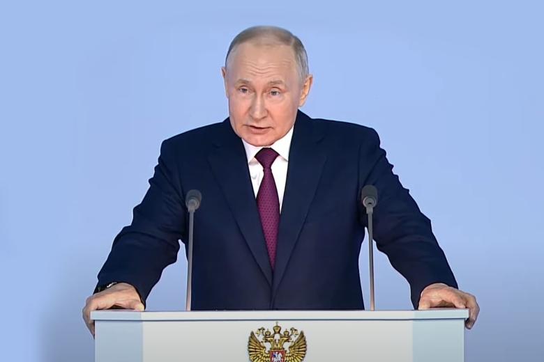 Президент РФ Владимир Путин выступает с ежегодным посланием Федеральному собранию