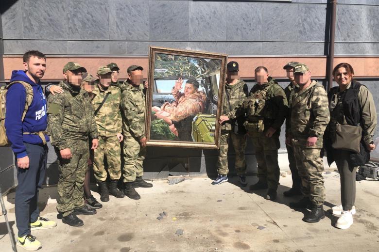 Бойцы «Спарты» с портретом погибшего генерала Романа Кутузова (позывной Туман)