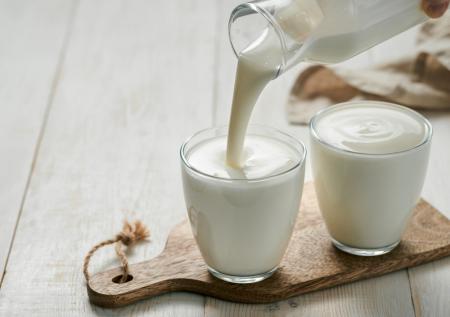 Диетолог рассказала, кому категорически нельзя пить кефир