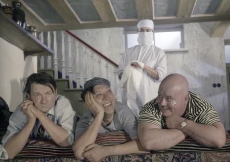 Жители Барнаула сделали новогодний косплей на «Кавказскую пленницу»