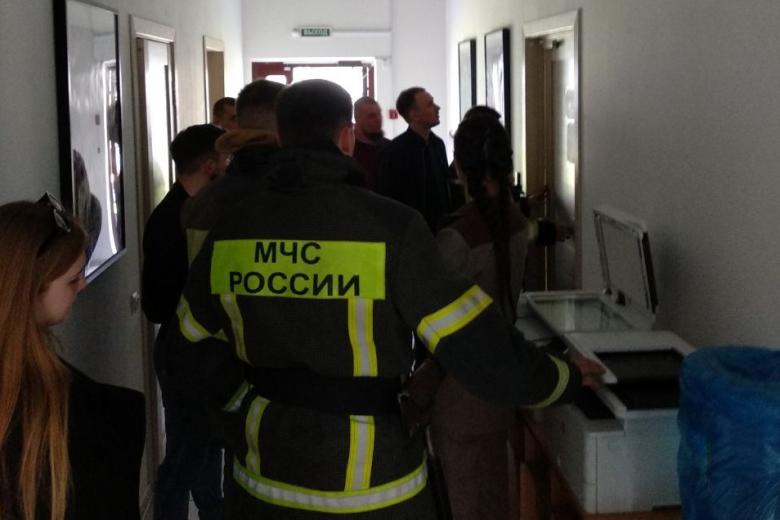 В офис приехали сотрудники МЧС для вскрытия дверей
