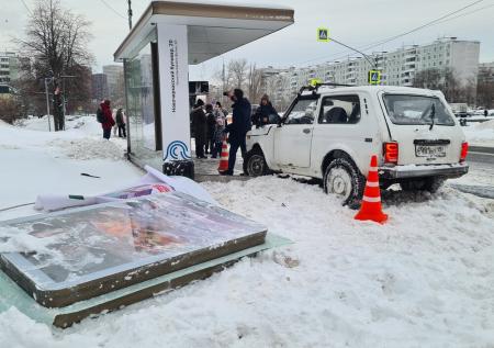 Появилось видео с места наезда «Нивы» на остановку с людьми в Москве