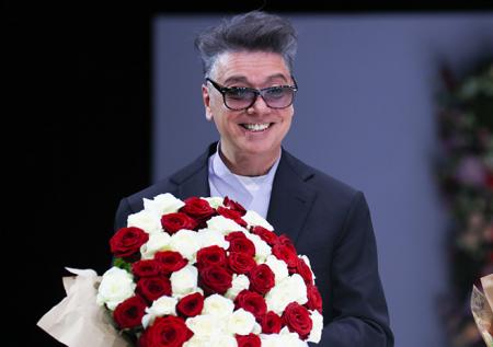 Юдашкин порадовал поклонников цветущим видом 