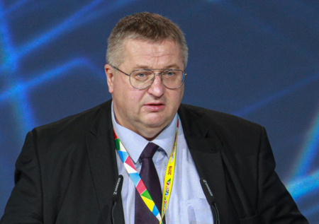 Вице-премьер заявил о сигналах с Запада по восстановлению контактов с РФ