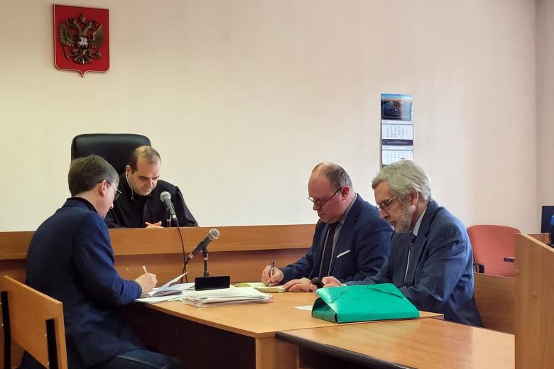 На фото (слева направо): адвокат Андрей Чертков, судья Артём Бродский, адвокат Леонид Крикун и Александр Шишлов