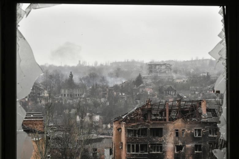 Вид из окна дома на район Артёмовска, в котором идёт бой