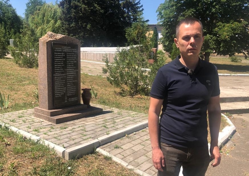 Михаил Ольмезов возле мемориала в Старобешево