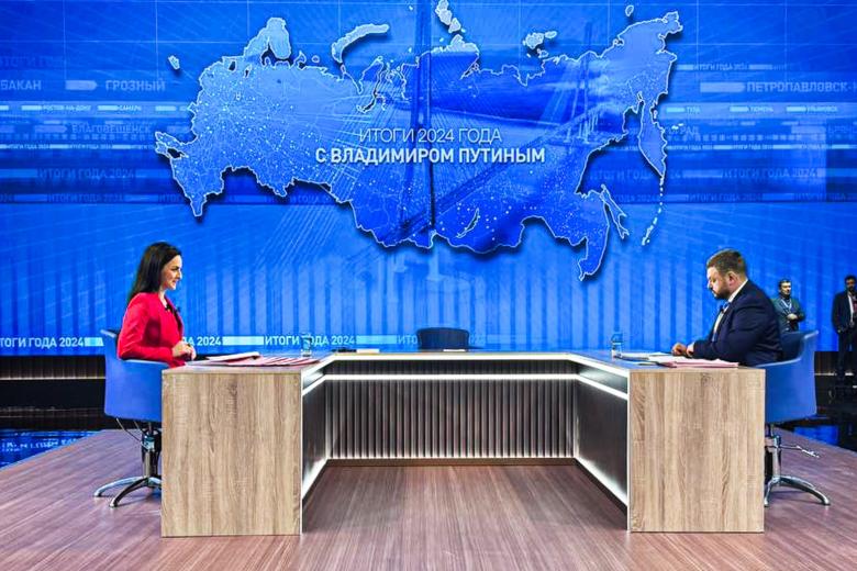 Телеведущая ВГТРК Александра Суворова и военный корреспондент Первого канала Дмитрий Кулько перед началом программы «Итоги года с Владимиром Путиным» в Гостином Дворе