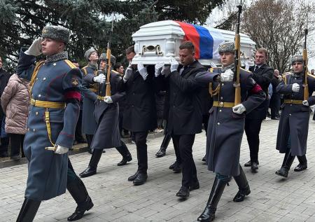 Гроб с телом военкора Прокофьевой вынесли из траурного зала