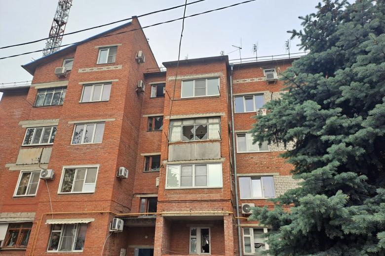 Жилой дом, где были повреждены окна, у места взрыва в районе улицы Морской в Краснодаре