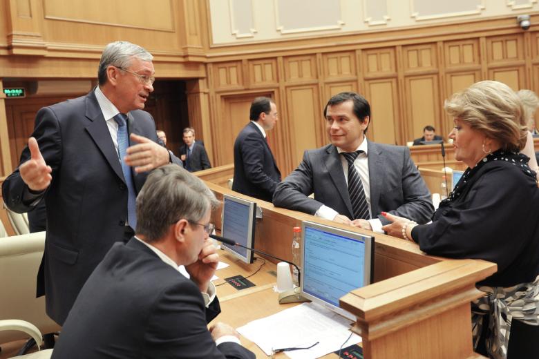 Депутаты на заседании Московской областной думы