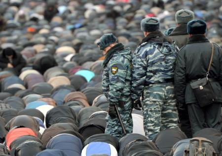 Полиция ворвалась в мечеть во время молитвы
