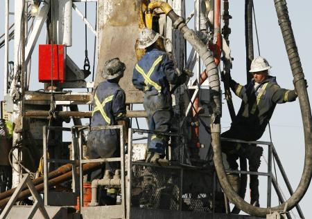 ОПЕК+ хочет усилить добычу нефти в три раза больше плана