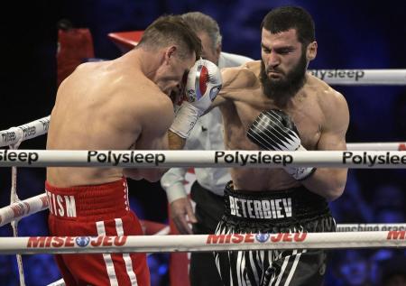Чемпионский бой Бетербиева завершился досрочно