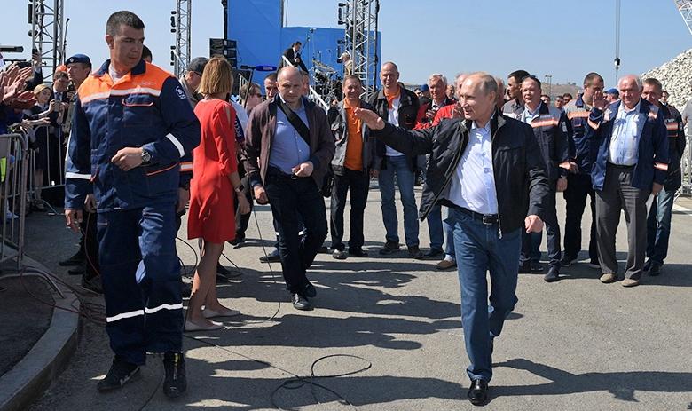Президент РФ Владимир Путин после торжественного митинга-концерта по случаю открытия автодорожной части Крымского моста