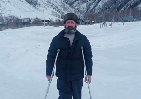 В Сибири мужчина со сломанной ногой двое суток полз по снегу к людям
