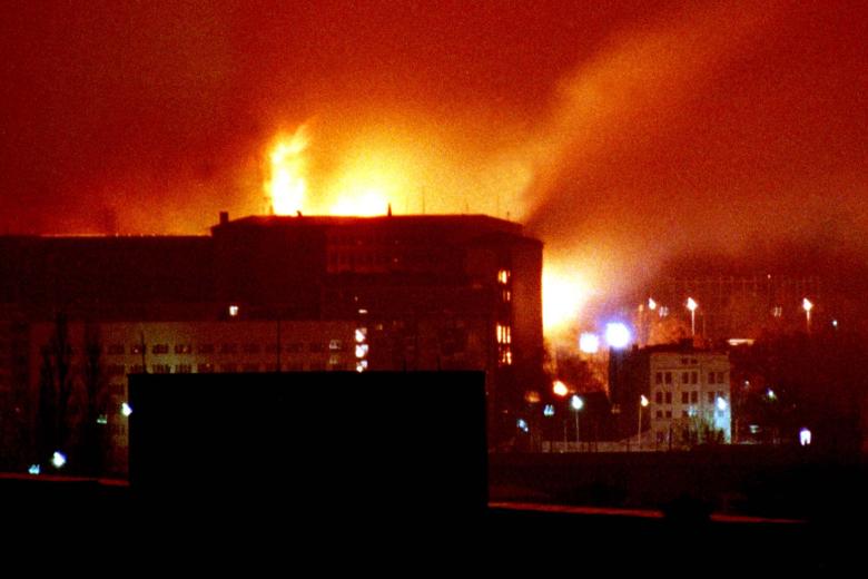 Югославия. Белград. Горящее здание Министерства внутренних дел после авиаударов НАТО