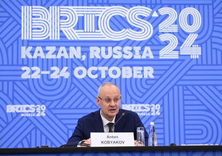Помощник Путина рассказал анекдот, говоря о роли СМИ в многополярном мире
