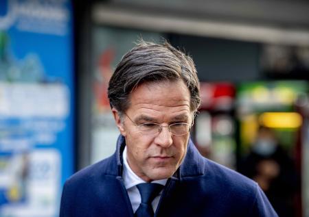 Вандалы превратили премьер-министра Нидерландов в Гитлера на плакатах