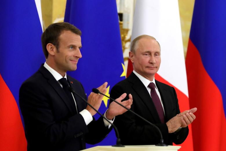 Эммануэль Макрон (слева) и Владимир Путин (справа)