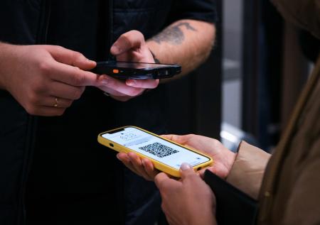 «Столько мата ещё не слышал»: каково работать QR-контролёром