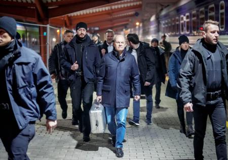 «Шольц — наркокурьер?» Что было в серебристом чемодане, шутки в Сети