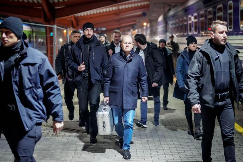 Олаф Шольц (в центре) прибыл в Киев