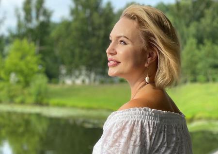 Звезда «Русского радио» Довлатова рассказала, как ей делают уколы красоты
