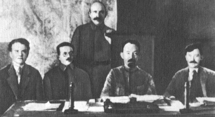 Члены коллегии ВЧК (слева направо): Я.X. Петерс, И.С. Уншлихт, А.Я. Беленький (стоит), Ф.Э. Дзержинский, В.Р. Менжинский. 1921 год
