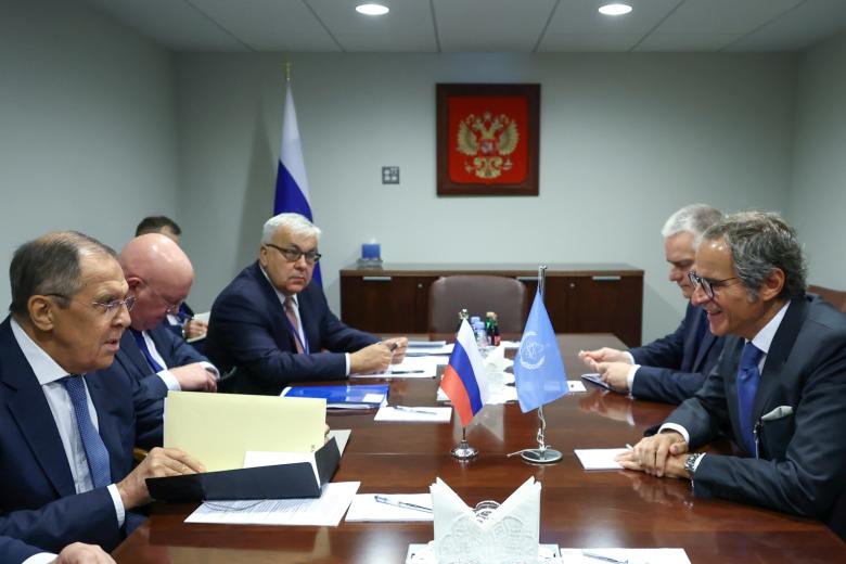 Министр иностранных дел РФ Сергей Лавров (слева) и генеральный директор Международного агентства по атомной энергии (МАГАТЭ) Рафаэль Гросси (справа) во время встречи на полях Генассамблеи ООН
