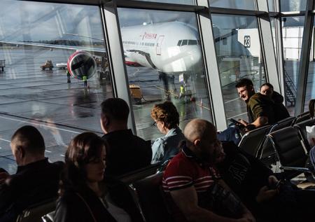 Брошенных в Шереметьево детей могут передать бабушке