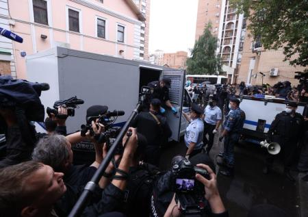 Ефремова под крики толпы проводили к автозаку до СИЗО