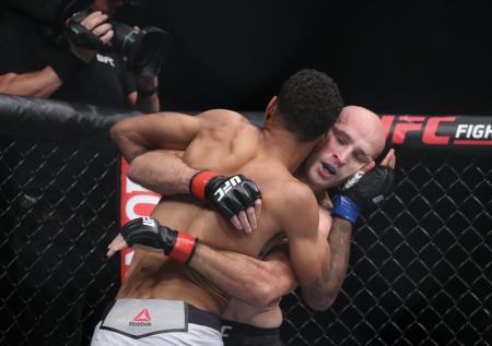 Яковлев проиграл американцу Робертсу на UFC в Москве