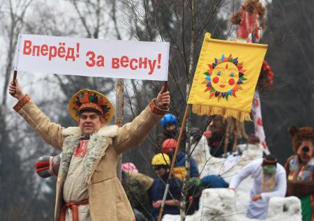 Снежные крепости и жаркие блины: яркие кадры с Бакшевской масленицы