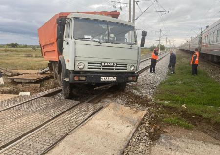 Пассажирский поезд столкнулся с грузовиком в Волгоградской области