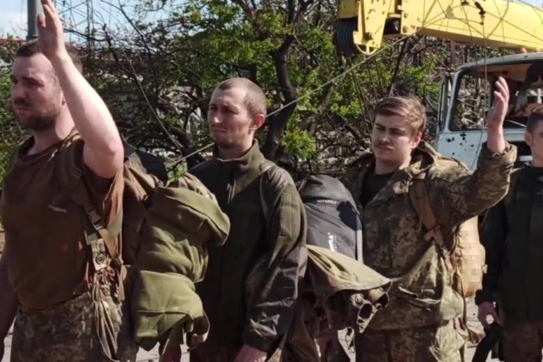 Сдавшиеся в плен украинские военнослужащие и боевики националистического батальона «Азов» 